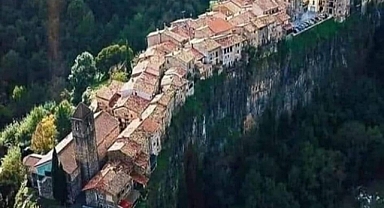 CASTELİFOLLİT DE LA ROCA, İSPANYA