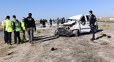 Çekiciye çarpan hafif ticari araç takla attı: 2 ölü, 3 yaralı