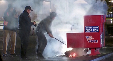 ABD'de yüzlerce oy pusulası yandı
