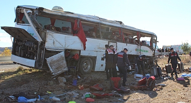 Aksaray'da Tur Otobüsü Devrildi: 6 Ölü, 34 Yaralı Haber Özeti: