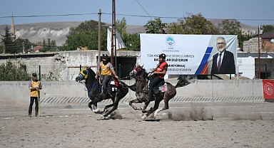 Başkan Büyükkılıç, Atlı Cirit Müsabakalarında Başarılı Sporculara Ödüllerini Takdim Etti