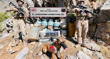 Bitlis'te PKK'lıların kullandığı sığınakta yaşam malzemesi geçirildi