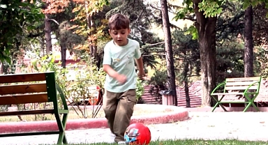 Depremde bacaklarını kaybeden Eymen, protezle hayata bağlandı