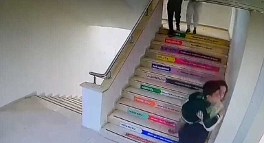 Depremde öğrencisini kucağında taşıdı