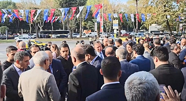 Esenyurt Belediye Başkanı Ahmet Özer ‘PKK/KCK Üyeliği’ Suçlamasıyla Gözaltına Alındı: Emniyet Önünde Yoğun Bekleyiş
