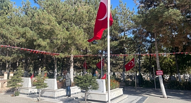 FETÖ elebaşının ölümü sonrası Ömer Halisdemir'in kabrine ziyaretçi akını