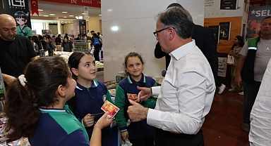 Hacılar Belediye Başkanı Bilal Özdoğan, Öğrencilere 150 TL’lik Kitap Kuponları Dağıttı
