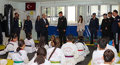 Jandarma Develi ERVA Spor Okulu’na Ziyaret: 92 Öğrenciye Spor Ayakkabısı Hediye Edildi