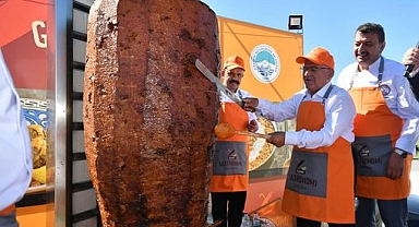 Kayseri'de Gastronomi Günlerinde 1 Ton Sucuk Döner Dağıtıldı