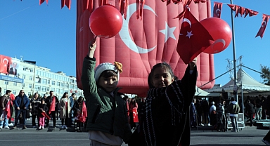 Kayseri'de 29 Ekim kutlamalarında Türk bayraklı sıcak hava balonu