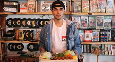 Kayseri’de Nostaljik Çiğ Köfte Dükkanı: Eski Plaklar Eşliğinde Lezzet Keyfi