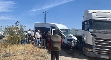 Kayseri'de Yolcu Minibüsü TIR'a Çarptı: 11 Yaralı