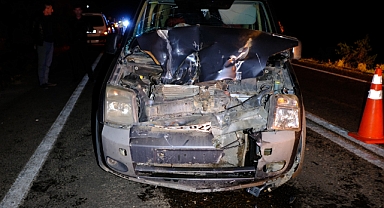 Kayseri Yahyalı'da Hafif Ticari Araç Traktöre Çarptı: 2 Yaralı