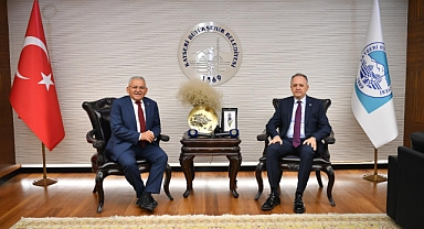Kültür ve Turizm Bakan Yardımcısı Gökhan Yazgı, Kayseri Büyükşehir Belediye Başkanı Dr. Memduh Büyükkılıç’ı Ziyaret Etti