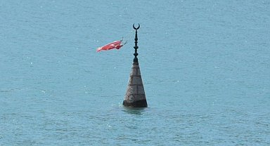 Su altında kalmadan önce çalıştığı köyü, yıllar sonra yürüyerek gezdi