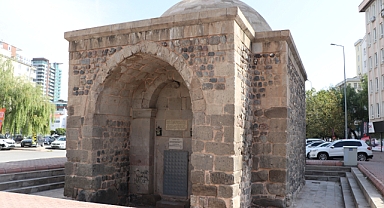 Tarihi yapılara sprey boyayla zarar verdiler