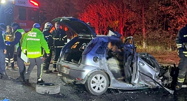 Tekirdağ'da iş makinesine çarpan otomobil alev aldı; 5 ölü
