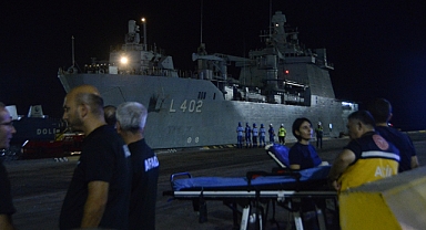 Türk vatandaşlarını taşıyan TCG Bayraktar, Mersin Limanı'na ulaştı