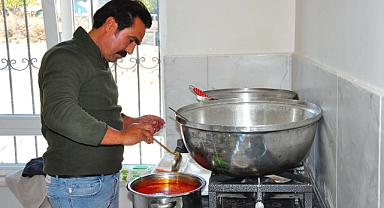 Yemek yapmakta zorlanan annesinden esinlenen muhtar, yaşlılara her gün yemek hazırlıyor