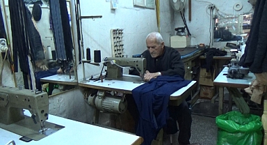 7 metrekarelik dükkanda 59 yıldır terzilik yapıyor