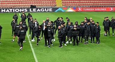 A Milli Futbol Takımı, Kadir Has Stadyumu’nda yürüyüş yaptı