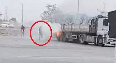 Akaryakıt istasyonunda TIR'ın patlayan lastiği alev aldı; o anlar kamerada