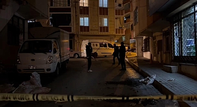 Bağcılar'da korsan gösteri; maskeli grup polis otosuna taşla saldırdı