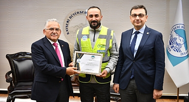 Başkan Büyükkılıç’tan Bir Gencin Hayatını Kurtaran Ulaşım A.Ş. Personeline Teşekkür Belgesi