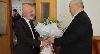 Başkan Çolakbayrakdar, İlkokul Öğretmeniyle Duygusal Bir Buluşma Gerçekleştirdi