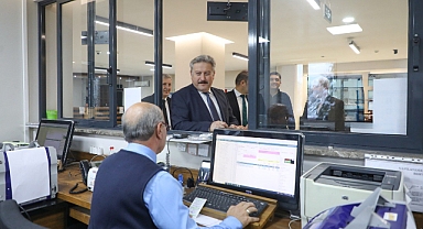 Başkan Palancıoğlu, Vergisini Veznede Ödedi ve Vatandaşlarla Sohbet Etti