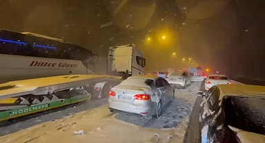 Bolu Dağı'nda Kar Yağışı Ulaşımı Felç Etti: Anadolu Otoyolu Cankurtaran Mevkii Kapandı