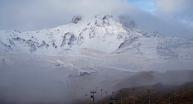 Erciyes Dağı'na kar yağdı