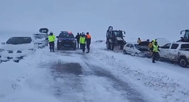 Erkilet Tepe ile Çevril Mahallesi Arasında Mahsur Kalan 70 Araç Tahliye Edildi