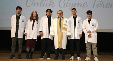 ERÜ’de Tıp Öğrenimine Başlayan Öğrenciler Törenle Beyaz Önlüklerini Giydi