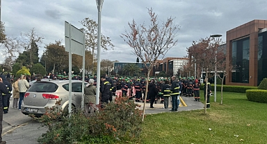 İZMİT TÜPRAŞ'ta patlama sesi sonrası duman yükseliyor