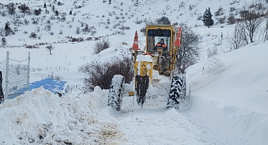 Kayseri Büyükşehir Belediyesi’nden Karla Mücadelede 18 Saatlik Yoğun Mesai: 107 Mahalle Yolu Ulaşıma Açıldı