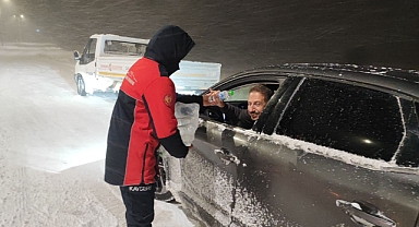 Kayseri Büyükşehir Belediyesi, Pınarbaşı Yolu'nda Mahsur Kalan Vatandaşlara Yardım Etti