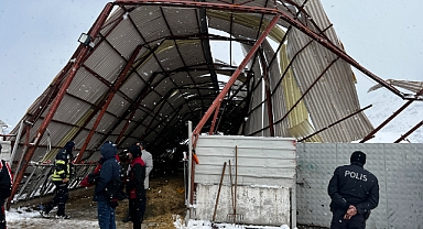 Kayseri’de Çatıda Biriken Kar Ahırı Çökertti: 30 Büyükbaş Hayvan Kurtarılmayı Bekliyor