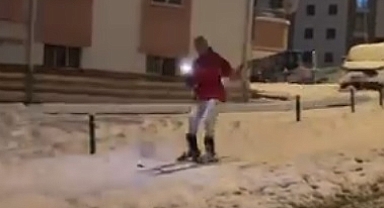 Kayseri’de Genç Kayakçı, Kaldırımları Kayak Pistine Çevirdi!