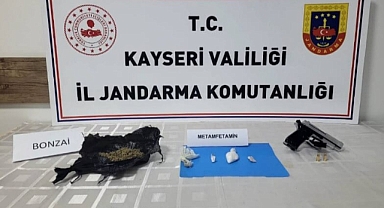 Kayseri'de Park Halindeki Araçta Uyuşturucu ve Silah Ele Geçirildi: 3 Şüpheli Gözaltında