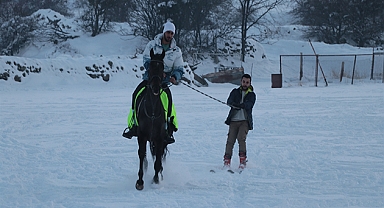 Kayseri’de Yenilikçi Eğlence: Kar Üzerinde Atlı Kayak Deneyimi!