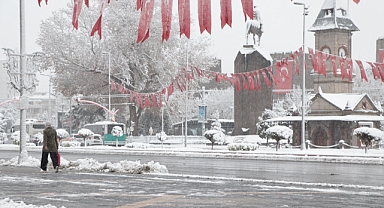 Kayseri kent merkezi, beyaz örtüyle kaplandı
