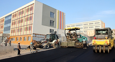 Talas Belediyesi’nden Eğitime Ulaşım Desteği: İlkokul Çevresi Asfaltlandı