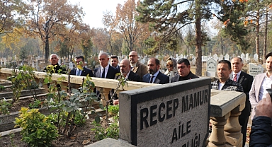 TFF Başkanı Hacıosmanloğlu'ndan, Recep Mamur'un kabrine ziyaret 