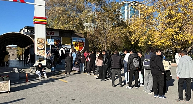 Türkiye-Galler Maçına Yoğun İlgi: Biletler Tükendi, Taraftarlar Umutla Kuyrukta Beklemeye Devam Etti