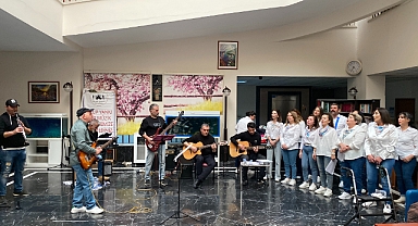 Huzurevi Sakinlerine Nostaljik Müzik Ziyafeti