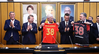 İYİ Parti Genel Başkan Başdanışmanı Sedat Kılınç'tan Anlamlı Hediye: Kayserispor ve Turanspor Formaları