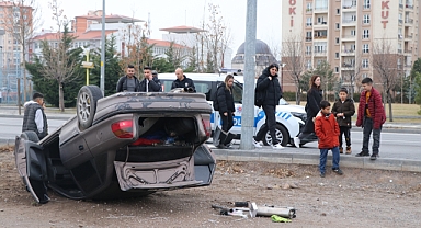 Kayseri’de Korkutan Kaza: Otomobil Boş Araziye Devrildi, 3 Yaralı
