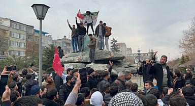 Kayseri’de Suriyelilerden Şam Zaferi Kutlaması: Türk Bayraklarıyla Yürüdüler