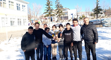 Kayseri'de Voleybol Şampiyonları: Çaylıca Köyü Ortaokulu'ndan Büyük Zafer!